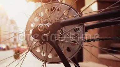老式运动自行车上旋转链条、齿轮和车轮的环形特写慢动作视频
